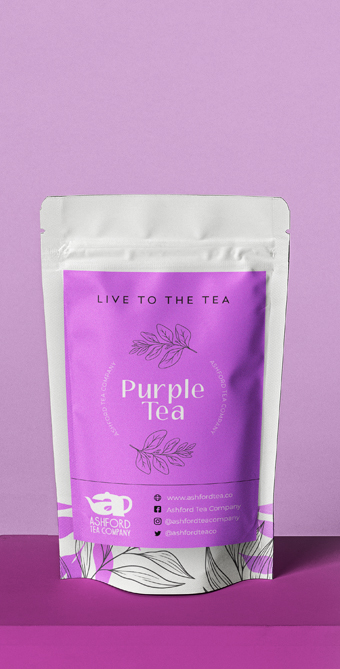 Paquete de té púrpura de Ashford Tea Company, con diseño vibrante y texto "Live to the Tea", resaltando la marca y la naturalidad del producto.