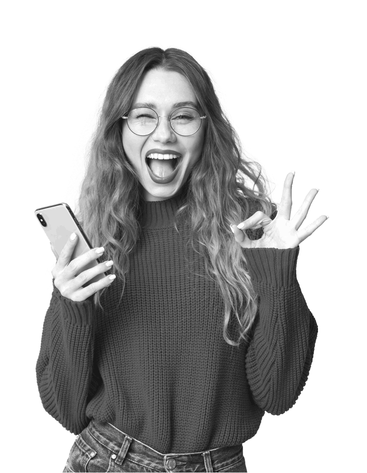 Mujer sonriente con cabello rizado, sosteniendo un teléfono móvil, mostrando entusiasmo por soluciones de marketing digital.